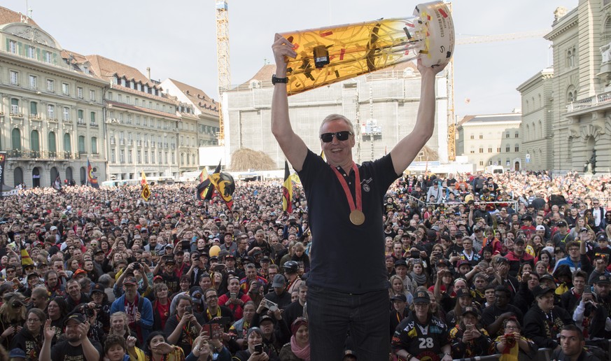 Berns Head Coach Kari Jalonen mit dem Pokal bei der Meisterfeier des SC Bern, am Samstag, 22. April 2017 auf dem Bundesplatz in Bern. (KEYSTONE/Marcel Bieri)