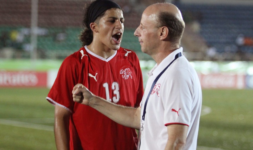 Switerland&#039;s Ricardo Rodriguez, left, and coach Dany Ryser celebrate their 2-1 over Italy at their U17 World Cup quarter-final soccer match in Ijebu Ode, Nigeria Sunday, Nov. 8, 2009. (KEYSTONE/A ...