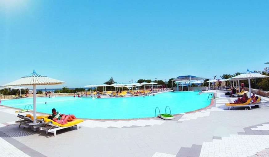 Du hast dich für Ferien in Ägypten entschieden und fürchtest die hohen Temperaturen nicht. Immerhin wartet das Rotana Coral Beach Resort mit einem Pool auf, der sich quasi durch die ganze Anlage zieht ...