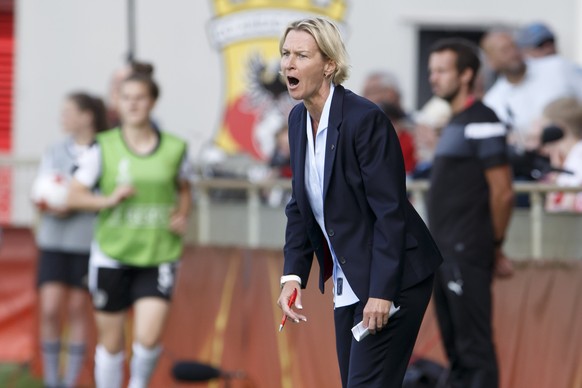 Switzerland&#039;s head coach Martina Voss-Tecklenburg, from Germany, talks to her players, during the UEFA Women&#039;s Euro 2017 group C preliminary round match between Austria and Switzerland, at t ...