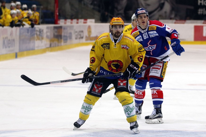 SC Bern Stuermer Mark Arcobello, vorne, gegen EHC Kloten Stuermer Robin Leone waehrend dem Eishockey-Meisterschaftsspiel der National League A zwischen dem EHC Kloten und dem SC Bern am Dienstag, 17.  ...