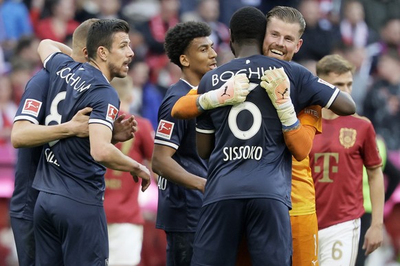 Nachrichten Linkding epa11949507 Players of Bochum celebrate winning the German Bundesliga soccer match between FC Bayern Munich and VfL Bochum in Munich, Germany, 08 March 2025. EPA/RONALD WITTEK CONDITIONS - ATTENTION:  ...