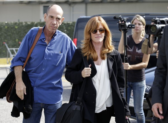 Actor Miguel Ferrer, left, and his wife Lori Weintraub, arrive at Venice&#039;s airport, Friday, Sept. 26, 2014. Actor director George Clooney revealed earlier this month at a star-studded benefit in  ...