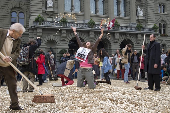 Die Initianten des Grundeinkommens feiern auf dem Berner Bundesplatz.