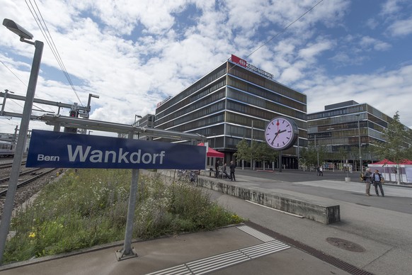 Nachrichten Linkding Die SBB-Haltestelle Wankdorf und die groesste Bahnhofsuhr der Welt (Durchmesser 7 Meter) vor dem Gebaeude des neuen SBB-Hauptsitzes nach der Einweihungszeremonie am Donnerstag, 14. August 2014 in Bern ...