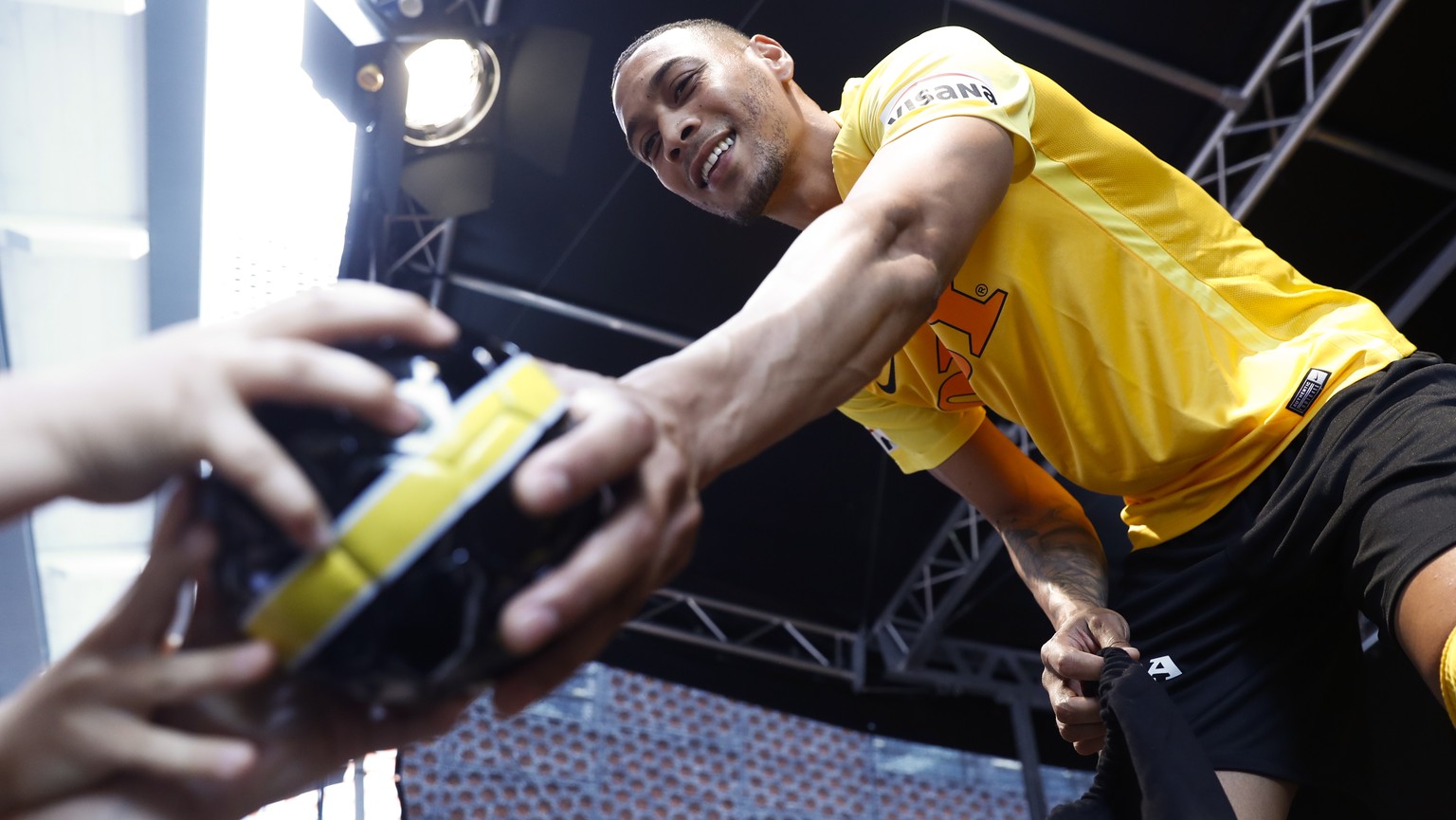 YB-Spieler Guillaume Hoarau verschenkt einen Ball an einen Fan, bei der YB Trikot- und Mannschaftspraesentation, am Samstag, 24. Juni 2017 in Schoenbuehl. (KEYSTONE/Peter Klaunzer)