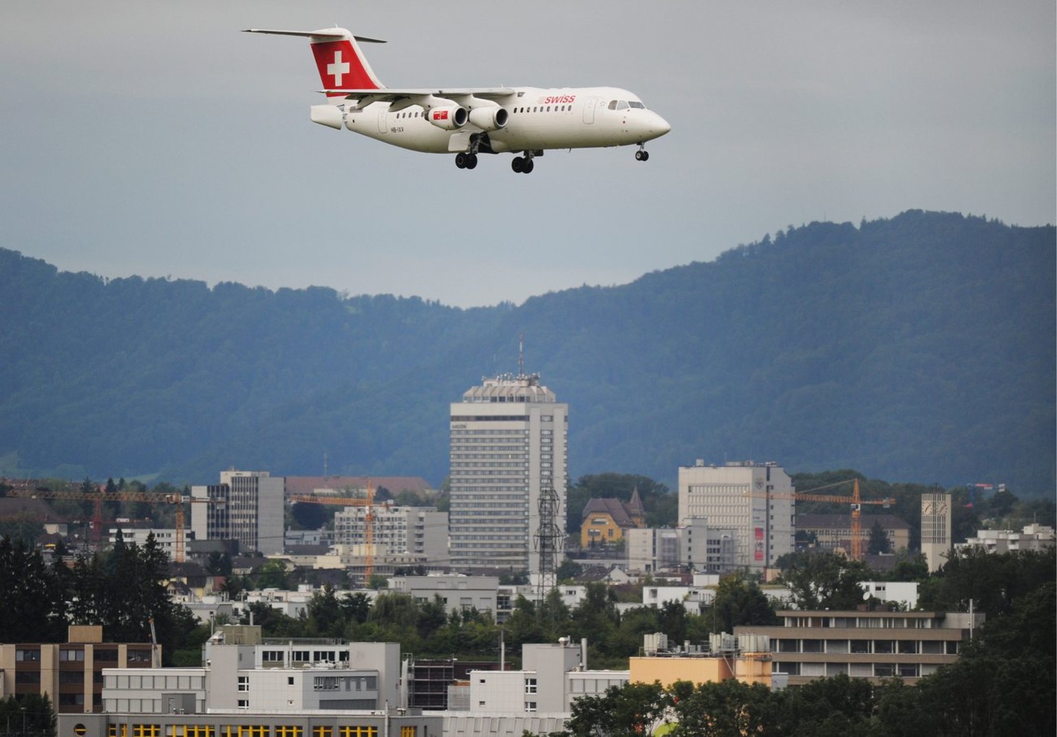 Ein Swiss-Jumbolino beim Landeanflug auf Zürich (15.07.2012).