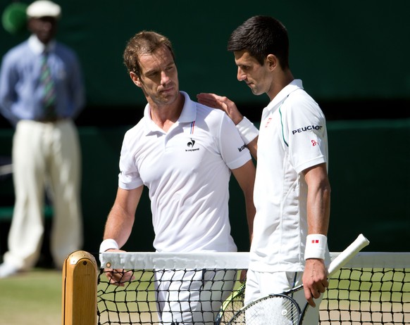 Richard Gasquet gratuliert Djokovic nach der Partie – es war schlussendlich eine einseitige Sache.