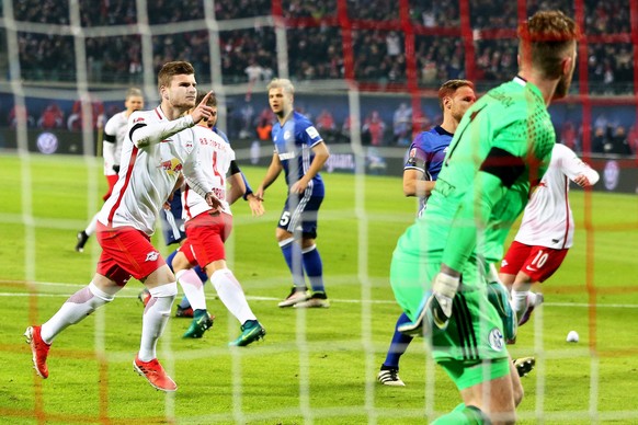 epa05658407 Leipzig&#039;s Timo Werner (L) celebrates after scoring the 1-0 lead from the penalty spot against Schalke&#039;s goalkeeper Ralf Faehrmann (R) during the German Bundesliga soccer match be ...