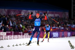 Schipulin trocknet Schempp ab und feiert die Goldmedaille für Russland.