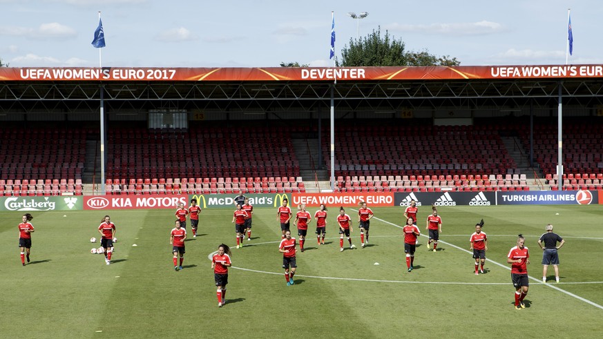 Switzerland&#039;s players war up, during a training session one day before the soccer match against Austria at the UEFA Women&#039;s Euro 2017, at the De Adelaarshorst stadium, in Deventer, The Nethe ...