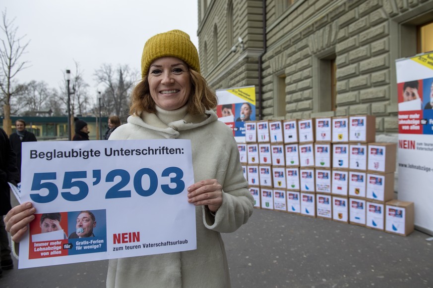 Susanne Brunner, Co Praesidentin vom Ueberparteilichen Komitee, reich das Referendum gegen den teuren Vaterschaftsurlaub ein, am Donnerstag 23. Januar 2020, in Bern. (KEYSTONE/ Marcel Bieri)