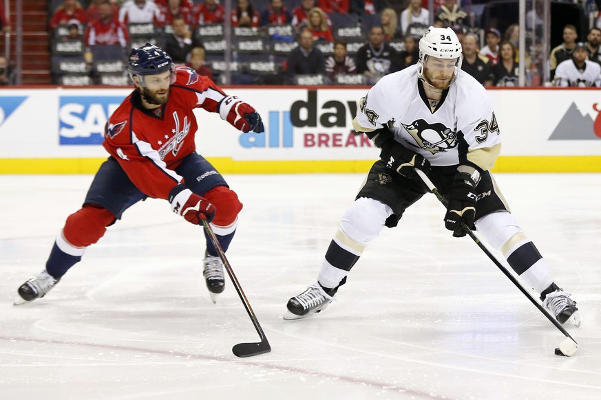 Pittsburgh-Penguins-Flügel Tom Kuhnhackl (34) im Kampf um die Scheibe gegen Taylor Chorney.