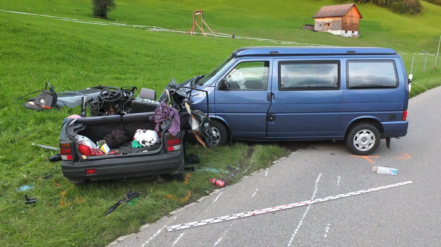 Eine 23-Jährige geriet mit ihrem Auto auf die Gegenfahrbahn, wo sie mit zwei entgegenkommenden Fahrzeugen kollidierte. Die schwer verletzte Frau wurde mit der Rega ins Spital gebracht.