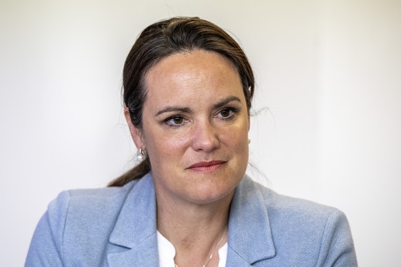 Nachrichten Linkding Die Luzerner Regierungsraetin Michaela Tschuor anlaesslich einer Medienkonferenz ueber den Stand der Vorbereitungen zur UEFA Womens Euro 2025 in Luzern am Freitag, 19. April 2024 im Stadthaus von Luze ...