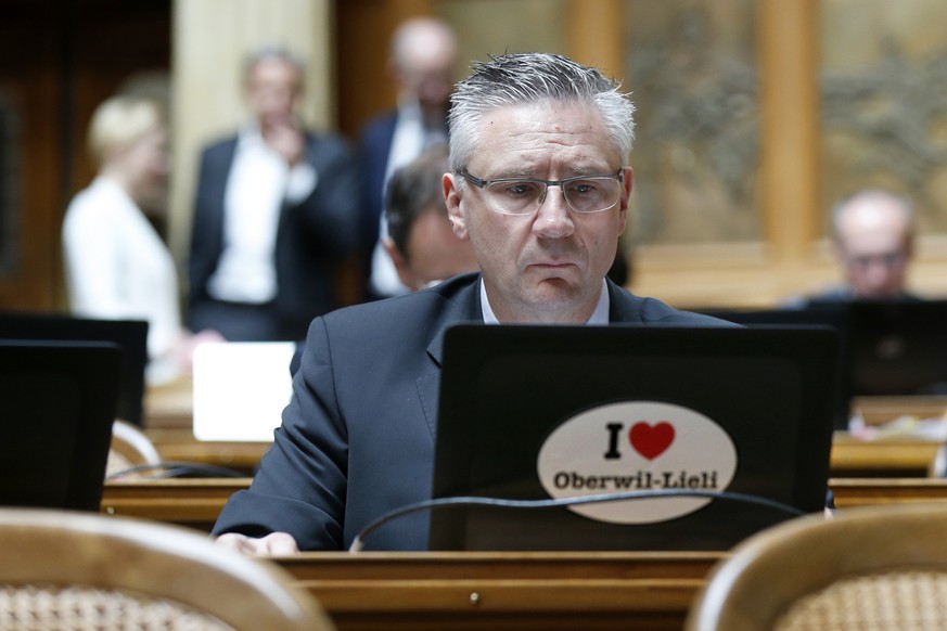 Der Aufkleber &quot;I love Oberwil-Lieli&quot; klebt auf dem Laptop von SVP-Nationalrat Andreas Glarner waehrend einer Debatte im Nationalrat waehrend der Sommersession der Eidgenoessischen Raete, am  ...