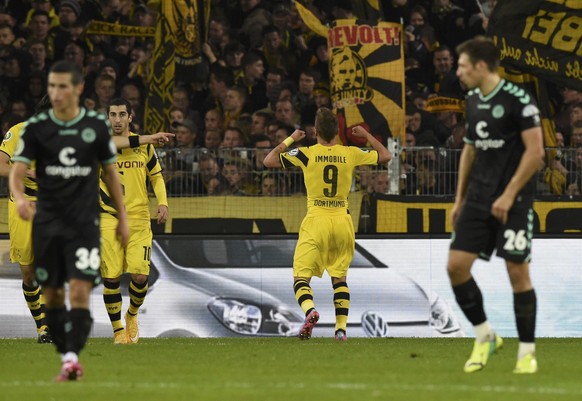 Borussia Dortmunds Ciro Immobile lässt sich von den Fans feiern.