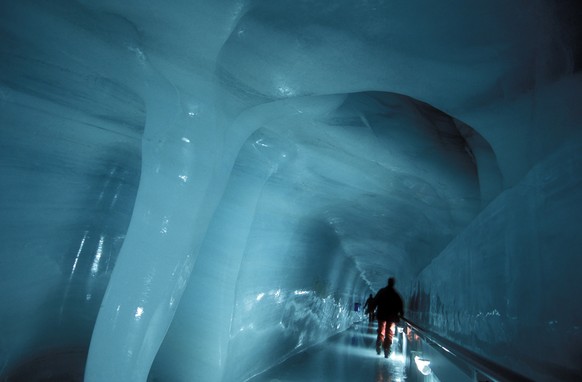Der Gletscher Tunnel auf dem Jungfrau-Joch ausgesehen im Eiger, Moench und Jungfrau Gebiet bei Grindelwald im Kanton Bern in der Schweiz. (KEYSTONE/Urs Flueeler)