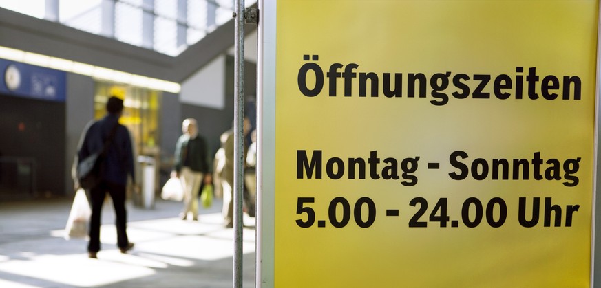 Ein Schild in der Passerelle im Bahnhof Basel informiert über die Öffnungszeiten.