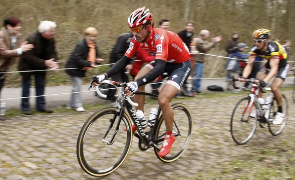 Auf und Tom Boonen davon: Fabian Cancellara bei seinem Paris-Roubaix-Sieg im April 2010.