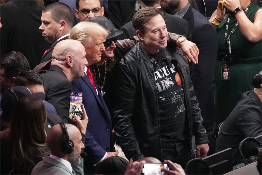Nachrichten Linkding President-elect Donald Trump poses for a photo with Dana White, Kid Rock and Elon Musk at UFC 309 at Madison Square Garden, Saturday, Nov. 16, 2024, in New York. (AP Photo/Evan Vucci)
Donald Trump