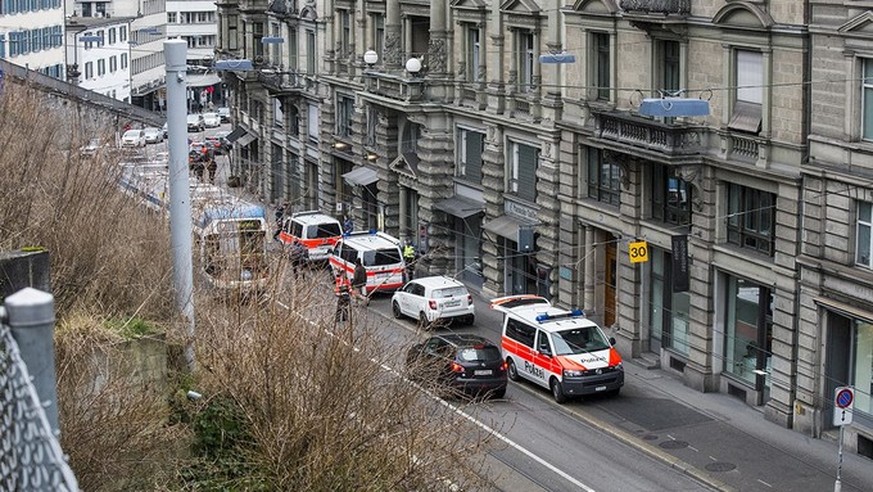 Die Polizei steht mit einem Grossaufgebot im Einsatz und kontrolliert am Samstagnachmittag an neuralgischen Punkten in der Innenstadt Autos.