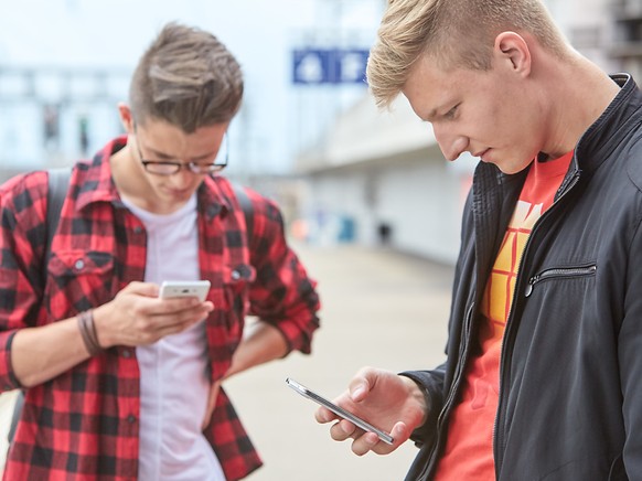 Besonders bei jungen Leserinnen und Lesern haben Soziale Medien immer mehr Einfluss auf die Meinungsbildung. (Symbolbild)