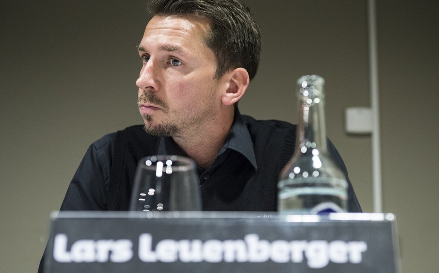 Lars Leuenberger, neuer Trainer vom SC Bern, gibt den Journalisten Interviews waehrend einer Medienkonferenz des SC Bern in der PostFinance Arena in Bern am Mittwoch, 18. November 2015. Guy Boucher is ...