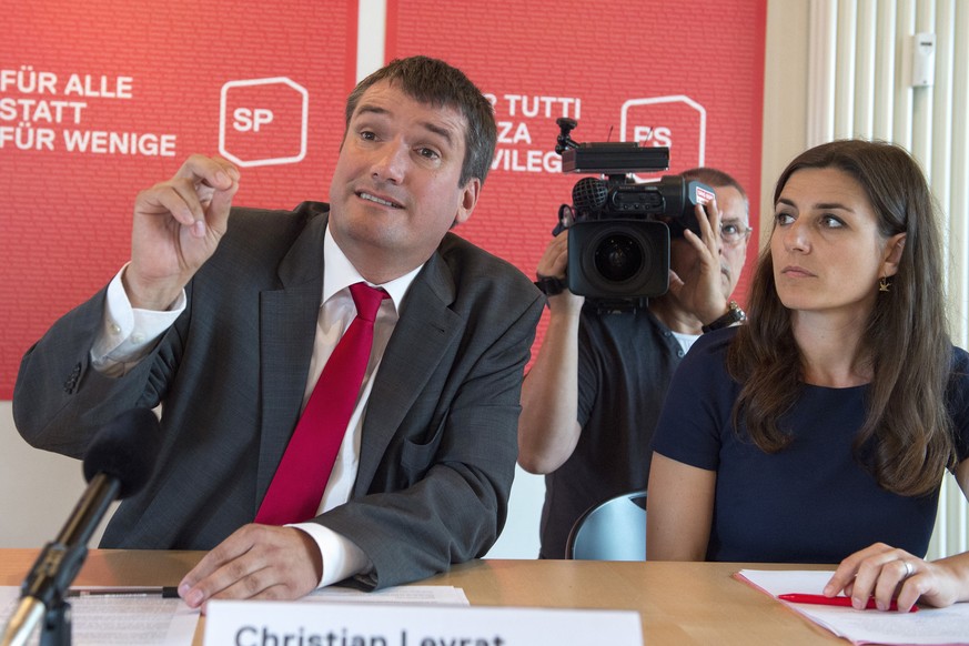 SP-Präsident Christian Levrat und Flavia Wasserfallen vor den Medien.