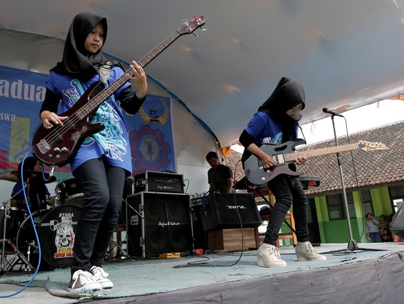 Widi Rahmawati (L) and Firdda Kurnia, members of the metal Hijab band Voice of Baceprot, perform during a school&#039;s farewell event in Garut, Indonesia, May 15, 2017. REUTERS/Yuddy Cahya