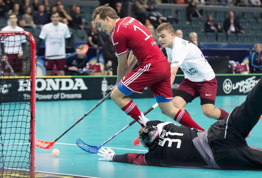 HANDOUT - Ein Schweizer in Aktion beim Viertelfinalspiel zwischen der Schweiz und Lettland an den Unihockey Weltmeisterschaften in Goeteborg, Schweden, am Freitag, 12. Dezember 2014. (HANDOUT SWISS UN ...