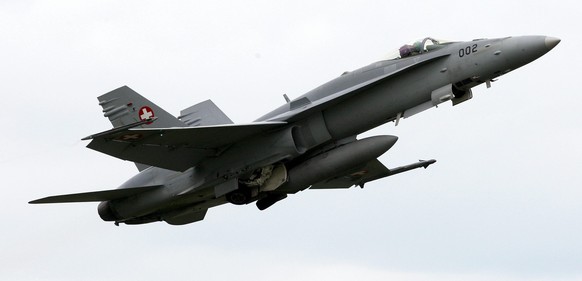 ZUR MELDUNG, DASS ZWEI SCHWEIZER KAMPFJETS AM DIENSTAGMORGEN UM 8:30UHR EIN FLUGZEUG DER ISRAELISCHEN GESELLSCHAFT EL AL AN DER SCHWEIZER GRENZE BEI SCHAFFHAUSEN WEGEN EINER BOMBENDROHUNG ABGEFANGEN H ...