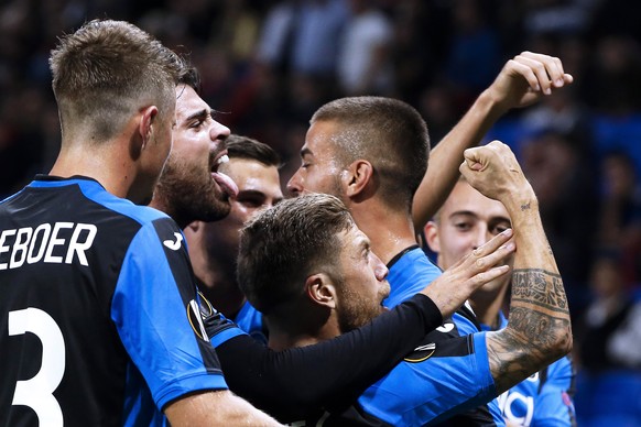 epa06233286 Alejandro Gomez (C) of Atalanta celebrates with his teammates after scoring the 1-1 equalizer during the UEFA Europa League Group E soccer match between Olympique Lyon and Atalanta Bergamo ...