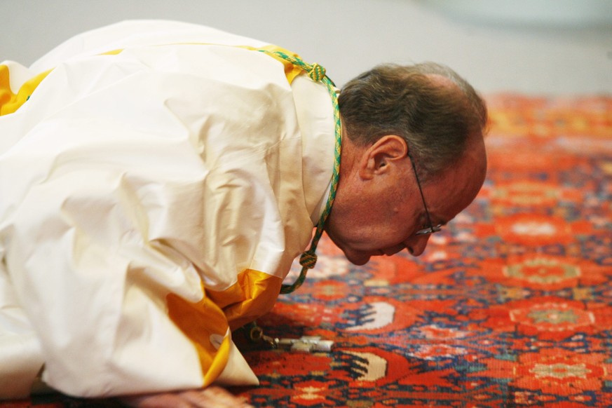 ARCHIVBILD ZUM RUECKTRITTSANGEBOT VON BISCHOF HUONDER --- Der neue Bischof von Chur, Vitus Huonder bei seiner Weihe im Kloster Einsiedeln, am Samstag, 8. September 2007. Vitus Huonder ist am Samstag a ...