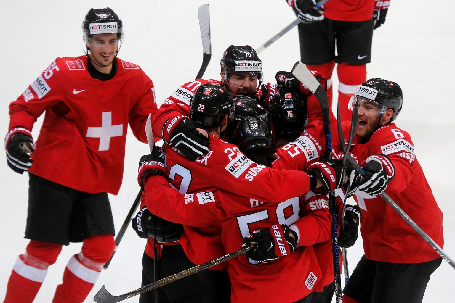 Die Schweizer Hockey-Nati freut sich über den ersten Sieg an der WM 2016.
