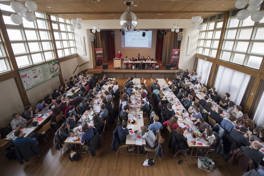 Die Delegierten der Juso waehrend der Delegiertenversammlung der JUSO Schweiz vom Samstag 6. Mai 2017 im Chappelehof in Wohlen (KEYSTONE/Urs Flueeler)