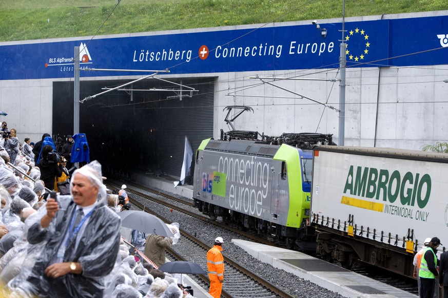 ANLAESSLICH DER BILANZ MEDIENKONFERENZ DER BLS CARGO AG AM DIENSTAG, DEM 17. MAERZ 2015, STELLEN WIR IHNEN FOLGENDES ARCHIVBILD ZUR VERFUEGUNG - Eine Schiebelok der BLS am Schluss des Gueterzuges, der ...