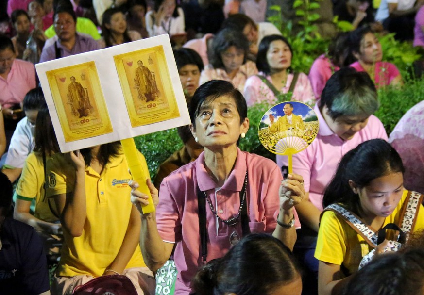 epa05583999 A Thai woman reacts after the announcement of the death of the Thai King Bhumibol Adulyadej outside Siriraj Hospital in Bangkok, Thailand, 13 October 2016. A Royal Palace statement, issued ...