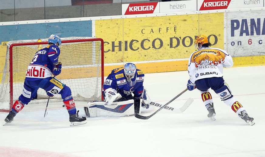 ZSC-Topskorer Roman Wick hat mal wieder zugeschlagen. Er lenkt zum 2:0 ab.