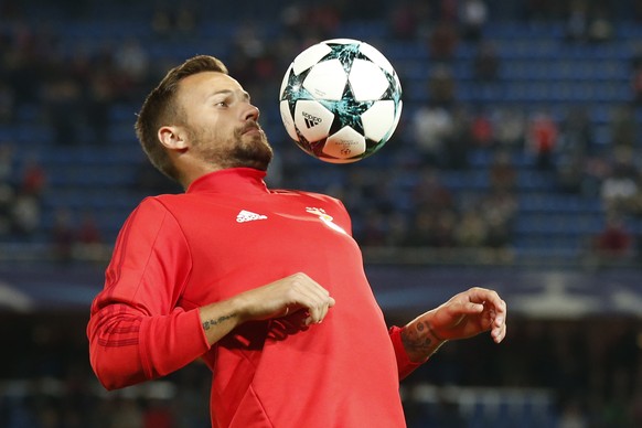 Benfica&#039;s Haris Seferovic juggles the ball during warm up ahead of an UEFA Champions League Group stage Group A matchday 2 soccer match between Switzerland&#039;s FC Basel 1893 and Portugal&#039; ...