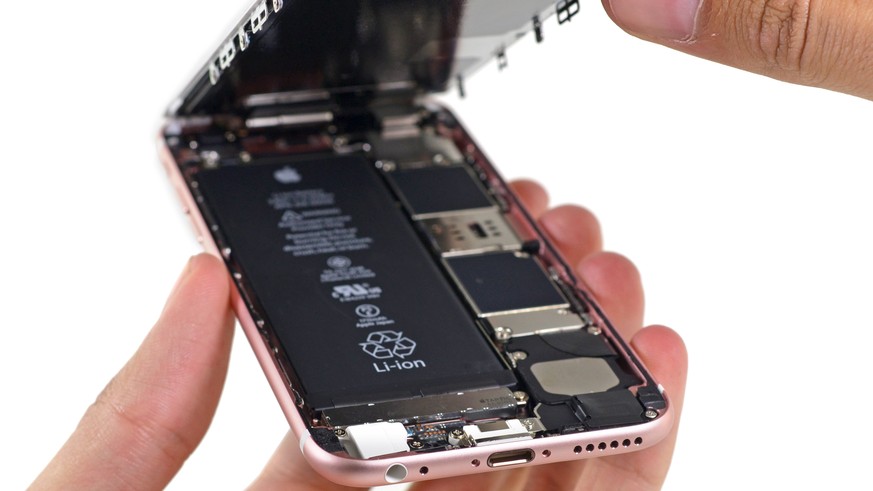 The battery is seen in the new iPhone 6s during a product teardown by iFixit in this undated handout photo provided by iFixit on September 25, 2015. REUTERS/iFixit/Handout via ReutersATTENTION EDITORS ...