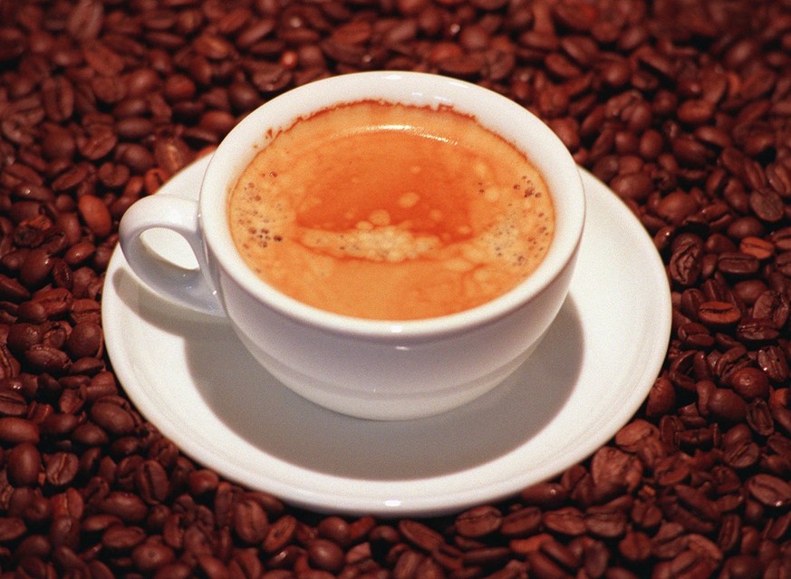 Diese Kaffeetasse, aufgenommen am 18. Februar 1997, wird massiv teurer. Zwischen 3,50 und 4 Franken mehr muessen die Einkaeufer ab dem Fruehjahr 1997 pro Kilogramm bezahlen. Ob auch die Tasse Kaffee i ...