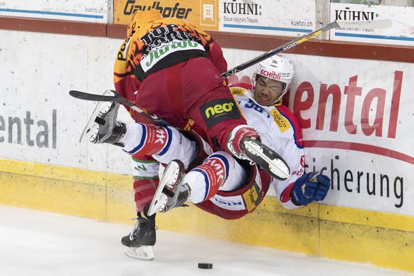 Tigers Topscorer Chris DiDomenico, links, kaempft um den Puck, gegen Klotens Edson Harlacher, rechts, waehrend dem Eishockey National League A Spiel, zwischen den SCL Tigers und den EHC Kloten, am Sam ...