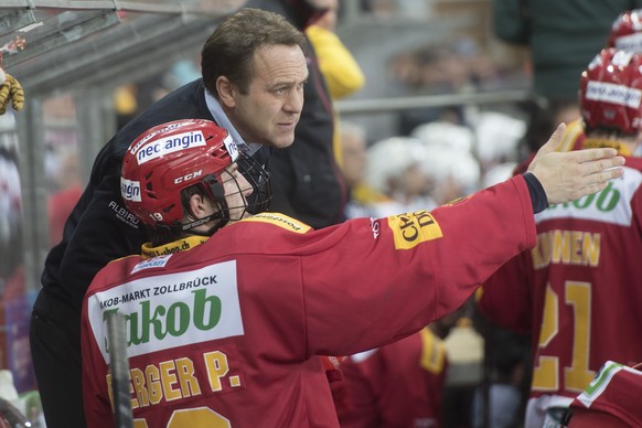 SCL Tigers Coach Scott Beattie, hinten, und Tigers Pascal Berger, vorne, waehrend dem Eishockey National League A Spiel zwischen den SCL Tigers und dem EV Zug, am Freitag, 16. September 2016, in der I ...