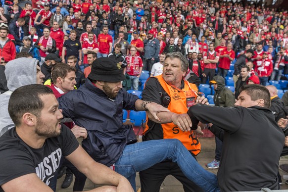 Der arme Steward versucht die Situation zu beruhigen.