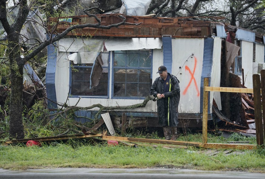 epa06165319 A law enforcement official walks away from a ruined home after searching it for survivors in the aftermath of Hurricane Harvey in Rockport, Texas, USA, 26 August 2017. Hurricane Harvey mad ...