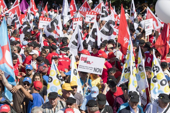 Zahlreiche Personen protestieren gegen Rentenabbau, die Anhebung des Rentenalters auf 67 Jahre und fuer eine starke AHV, am Samstag, 10. September 2016, in Bern. Organisatorin der bewilligten Kundgebu ...