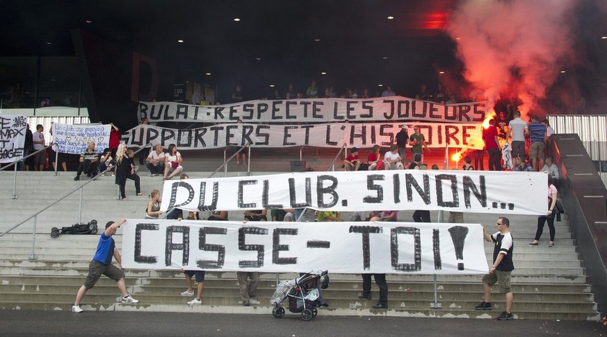 Les supporters neuchatelois manifestent devant le stade de la Maladiere avant la rencontre de football de Super League entre FC Neuchatel-Xamax et Grasshoper Club Zuerich, ce dimanche 11 septembre 201 ...