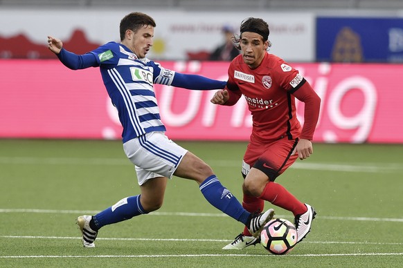 Thuns Kevin Bigler, rechts, im Duell mit Lausannes Olivier Da Costa Custodio im Fussball Super League Spiel zwischen dem FC Thun und dem FC Lausanne-Sport, am Samstag, 15. Oktober 2016, in der Stockho ...