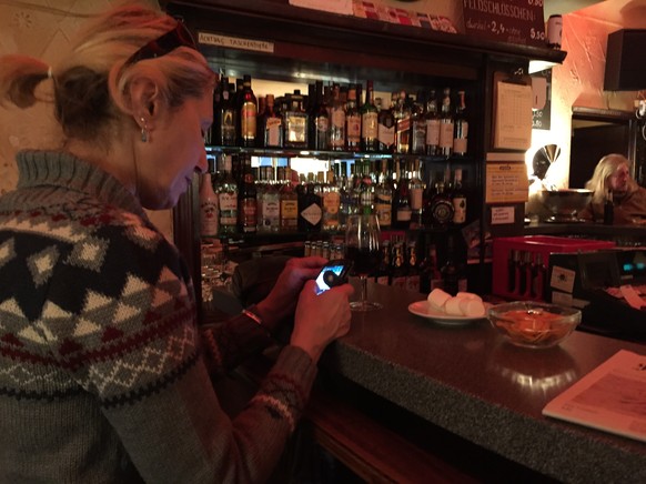Nala ist eine der wenigen, die das Wifi benutzt in der Bar.
